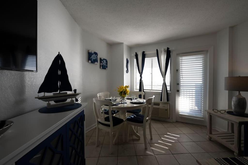شاطئ ميرتل Royal Retreat-Amazing View-King Bed-1 Bedroom-Full Kitchen-Free Parking-Self Check-In المظهر الخارجي الصورة